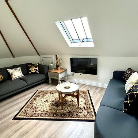 Glastonbury Secret Retreat - 1 Bd Split-Level Apt, Sleeps 3 Bagian luar foto