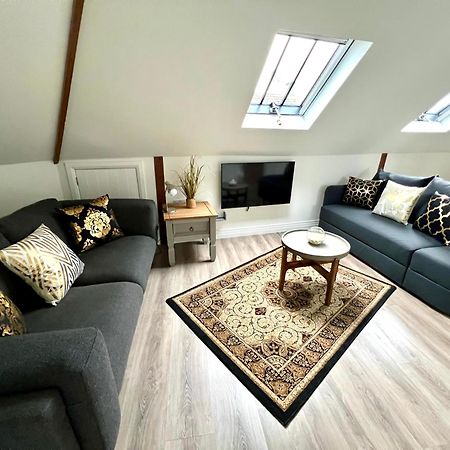 Glastonbury Secret Retreat - 1 Bd Split-Level Apt, Sleeps 3 Bagian luar foto