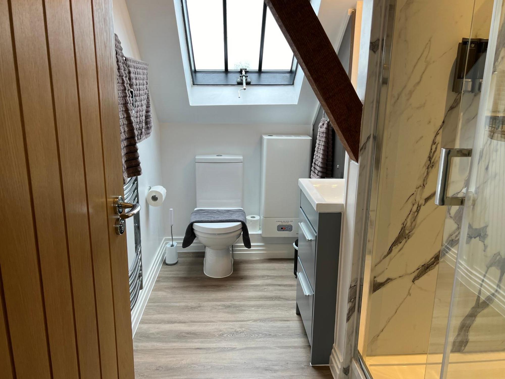 Glastonbury Secret Retreat - 1 Bd Split-Level Apt, Sleeps 3 Bagian luar foto