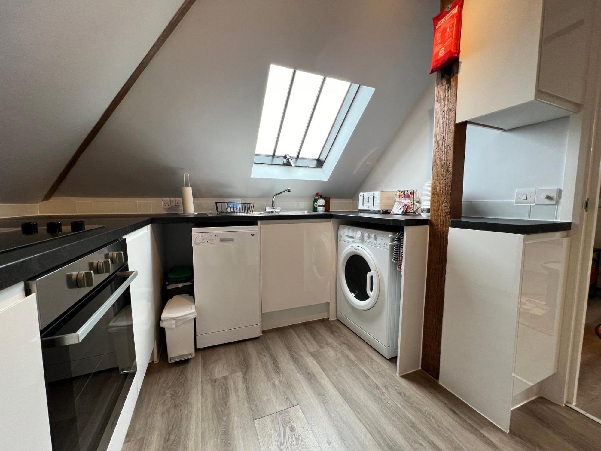 Glastonbury Secret Retreat - 1 Bd Split-Level Apt, Sleeps 3 Bagian luar foto
