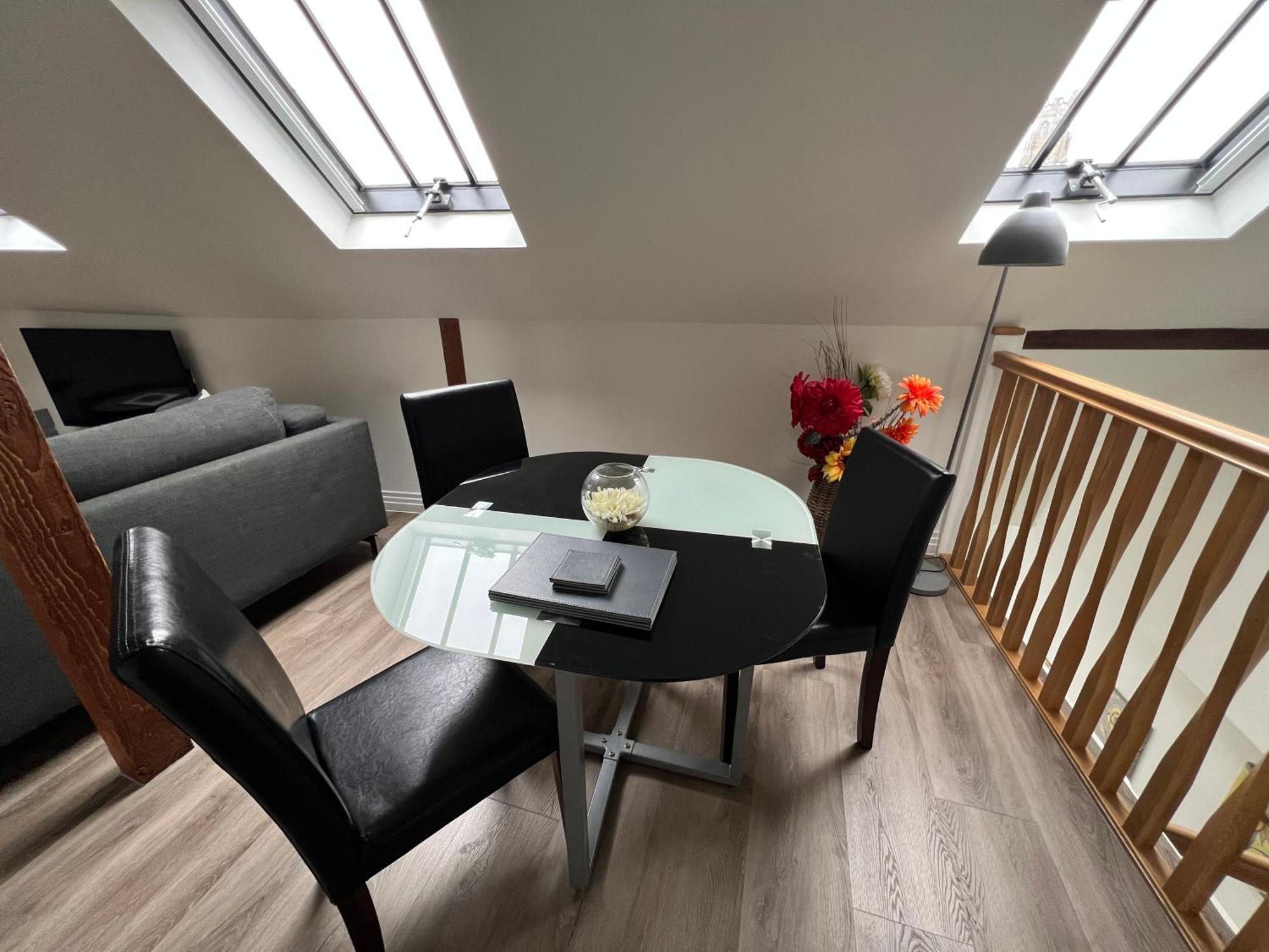 Glastonbury Secret Retreat - 1 Bd Split-Level Apt, Sleeps 3 Bagian luar foto