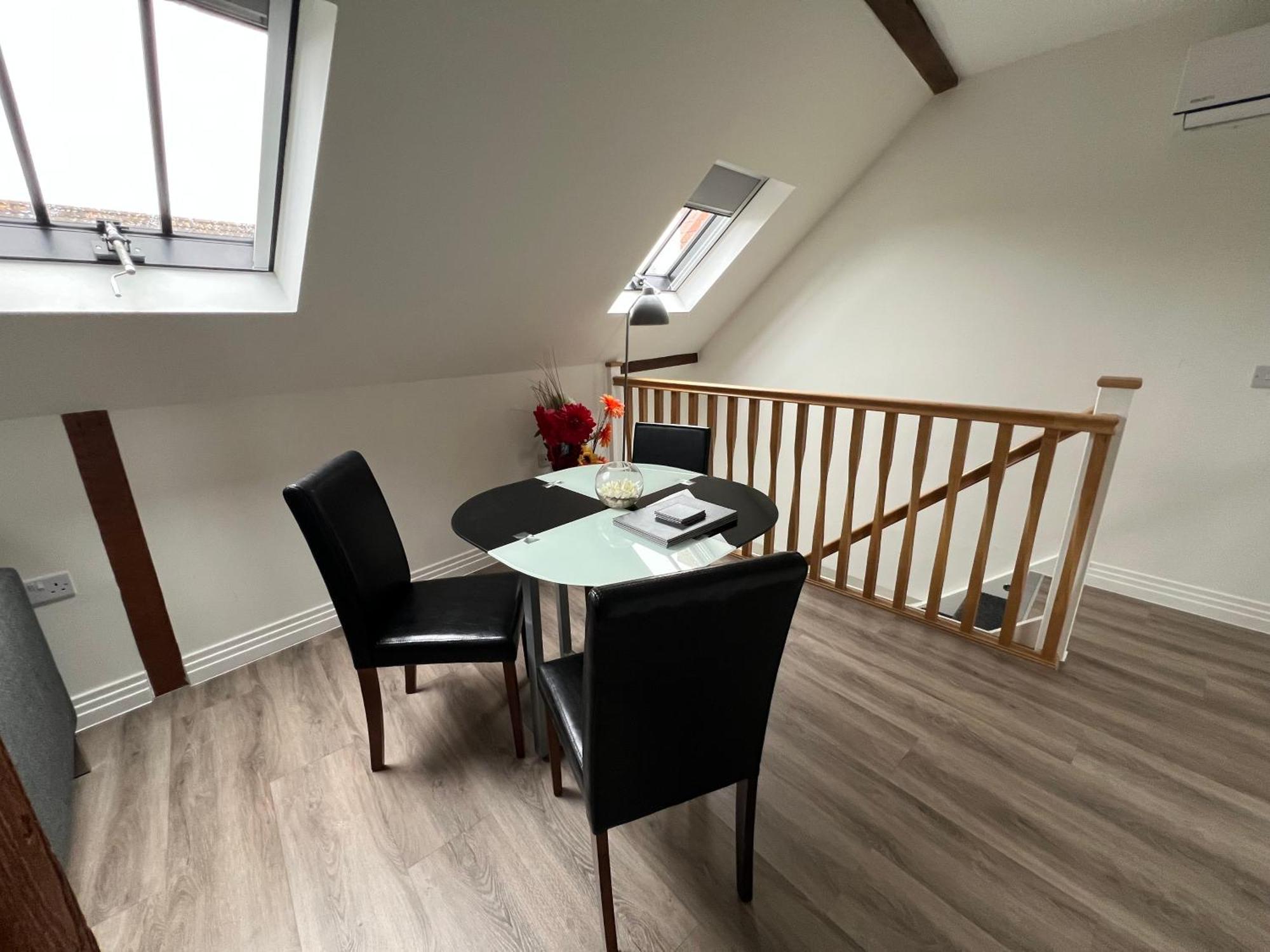 Glastonbury Secret Retreat - 1 Bd Split-Level Apt, Sleeps 3 Bagian luar foto