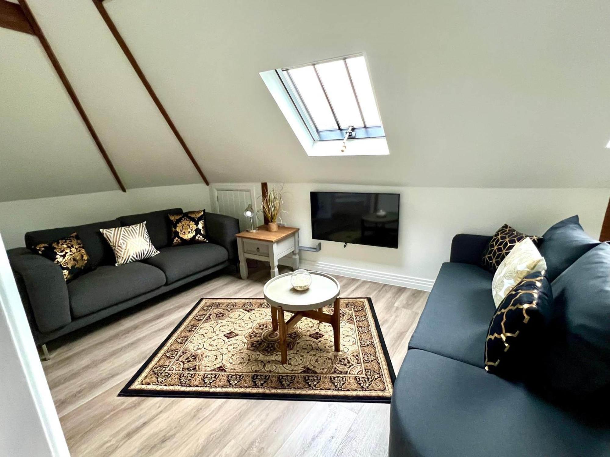 Glastonbury Secret Retreat - 1 Bd Split-Level Apt, Sleeps 3 Bagian luar foto