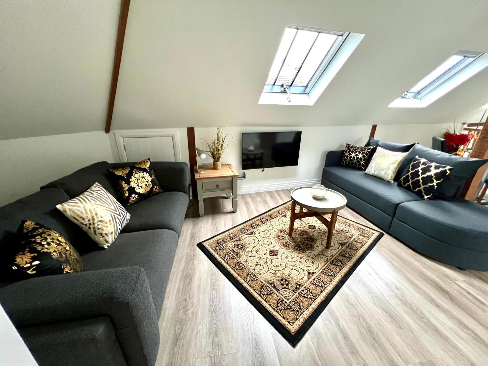 Glastonbury Secret Retreat - 1 Bd Split-Level Apt, Sleeps 3 Bagian luar foto
