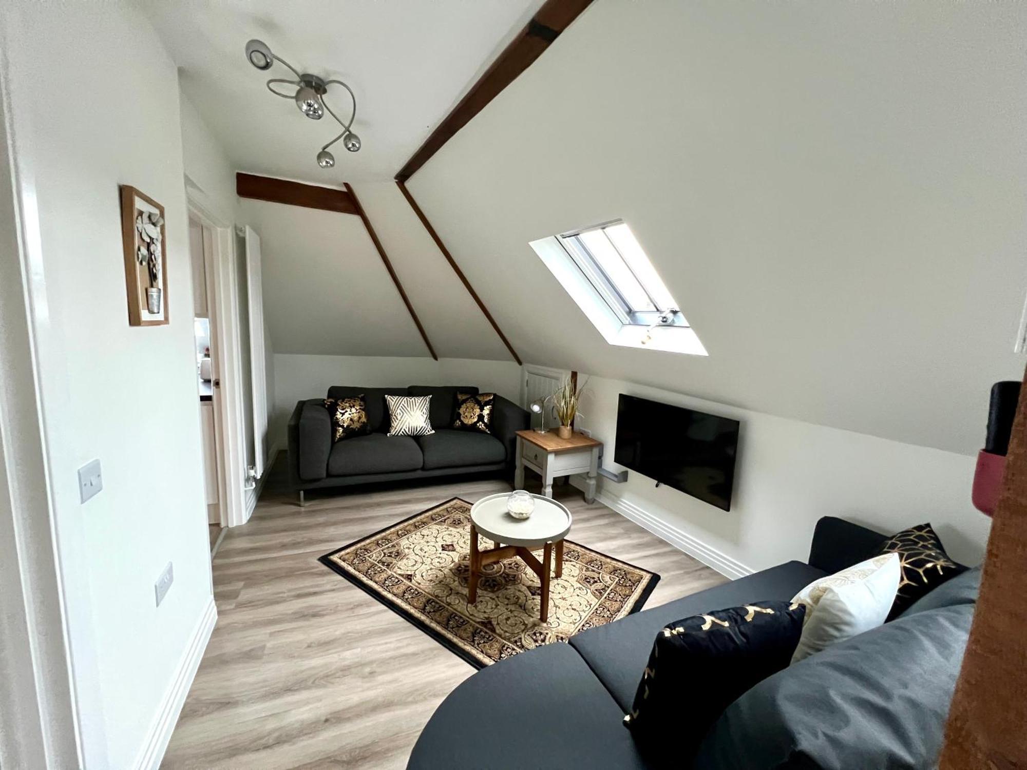 Glastonbury Secret Retreat - 1 Bd Split-Level Apt, Sleeps 3 Bagian luar foto