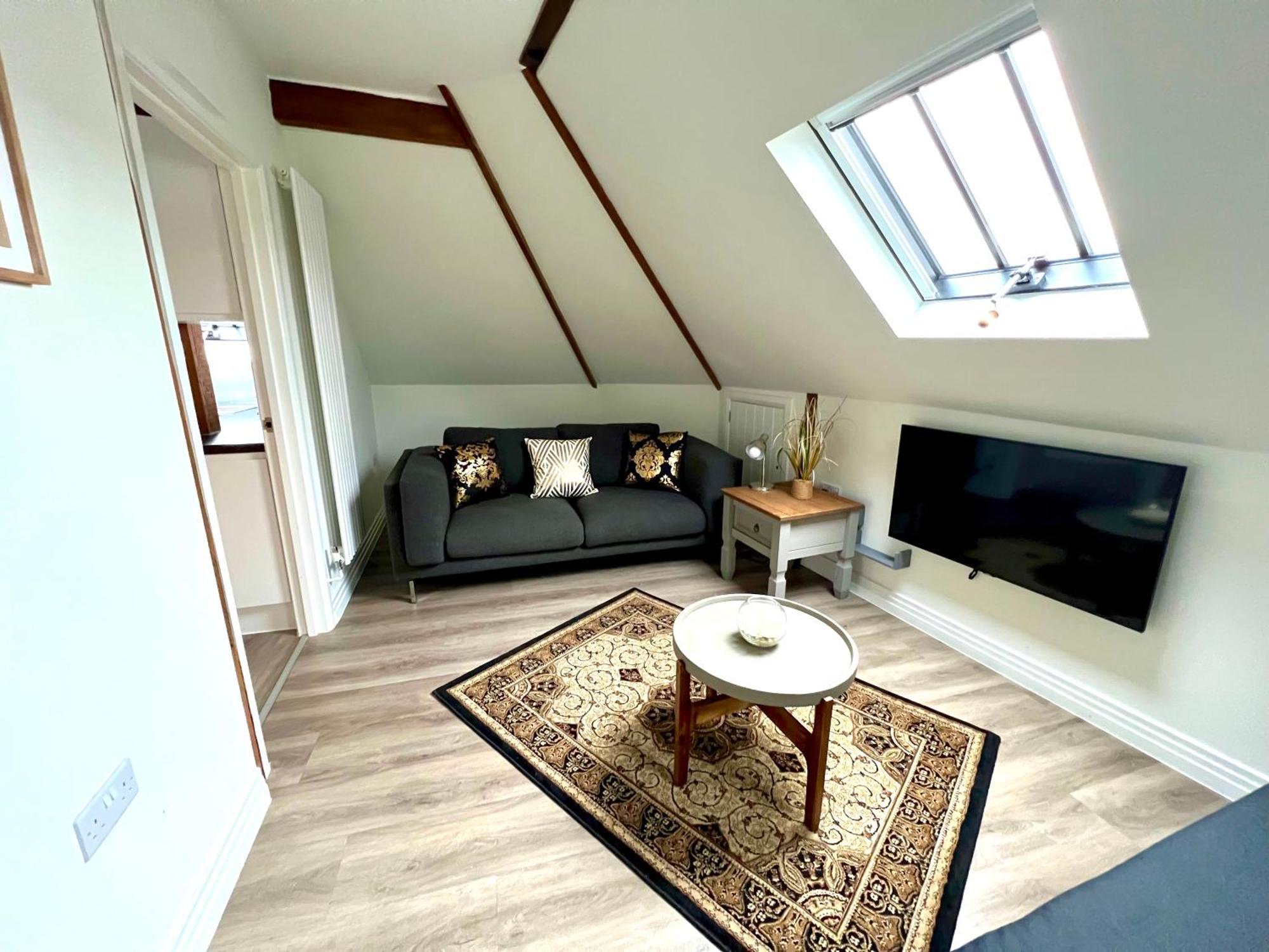 Glastonbury Secret Retreat - 1 Bd Split-Level Apt, Sleeps 3 Bagian luar foto
